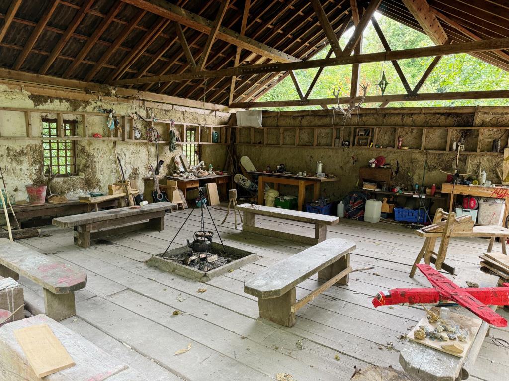 Lot: 50 - FREEHOLD SUBSTANTIAL DETACHED PROPERTY IN GROUNDS OF OVER 3 ACRES WITH POTENTIAL - Inside outbuilding 'Moot Hall'